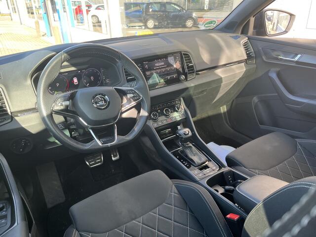 Skoda Karoq 1.5 TSI ACT Sportline / AUTOMAAT/ PANO/ PARK. SENSOREN/ STOELVERWARM./ DODE HOEK/ VIRTUAL COCKPIT/ LED/ KEYLESS/ ADAPT. CRUISE/ APP-CONNECT/ NAVI/ CLIMA/ DAB/ 19" LMV
