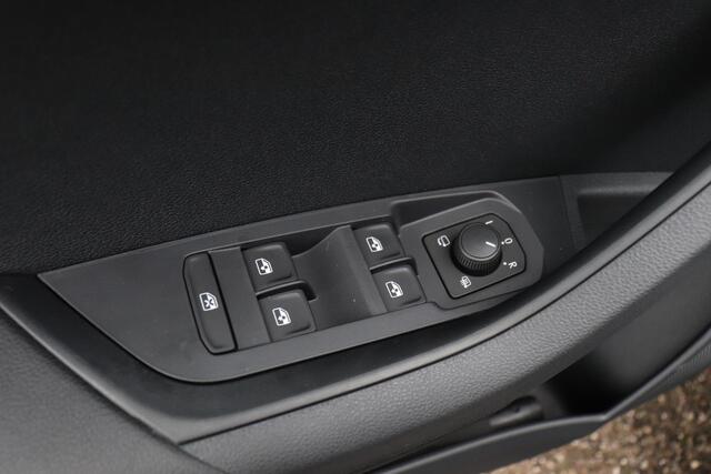 Skoda Karoq 1.5 TSI DSG ACT Sportline Business | Trekhaak | Adaptieve cruise control | Elektrische achterklep | Stoelverwarming | 19 inch velgen | Travel assist