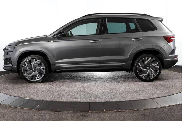 Skoda Karoq 1.5 TSI ACT 150 PK Sportline Business - Automaat | Dig. Cockpit | Adapt. Cruise | Stoel-Stuurverw. | PDC | Camera | NAV + App. Connect | ECC | DAB | Elek. Klep | Afn. Trekhaak | LM 19" |