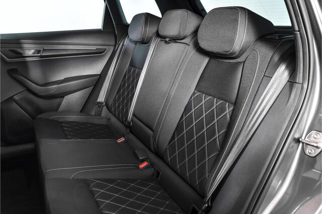 Skoda Karoq 1.5 TSI ACT 150 PK Sportline Business - Automaat | Dig. Cockpit | Adapt. Cruise | Stoel-Stuurverw. | PDC | Camera | NAV + App. Connect | ECC | DAB | Elek. Klep | Afn. Trekhaak | LM 19" |