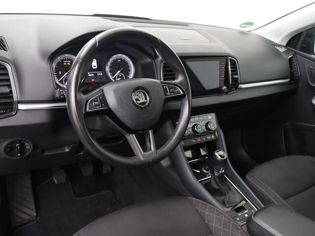 Skoda Karoq 1.0 TSI Style | Panorama dak | Multifunctioneel stuurwiel | Sfeerverlichting | Cruise control | spraakbediening | Inklapbare spiegels | Stoelverwarming | Automatische verlichting | Climate | Achteruitrijcamera | Parkeersensoren voor + achter | Dab+ | Blue