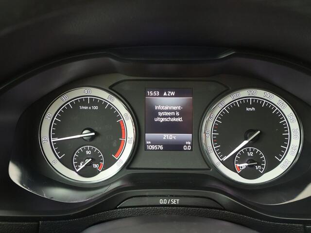 Skoda Karoq 1.0 TSI Style | Panorama dak | Multifunctioneel stuurwiel | Sfeerverlichting | Cruise control | spraakbediening | Inklapbare spiegels | Stoelverwarming | Automatische verlichting | Climate | Achteruitrijcamera | Parkeersensoren voor + achter | Dab+ | Blue