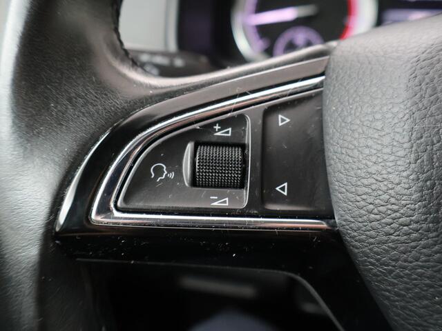 Skoda Karoq 1.0 TSI Style | Panorama dak | Multifunctioneel stuurwiel | Sfeerverlichting | Cruise control | spraakbediening | Inklapbare spiegels | Stoelverwarming | Automatische verlichting | Climate | Achteruitrijcamera | Parkeersensoren voor + achter | Dab+ | Blue