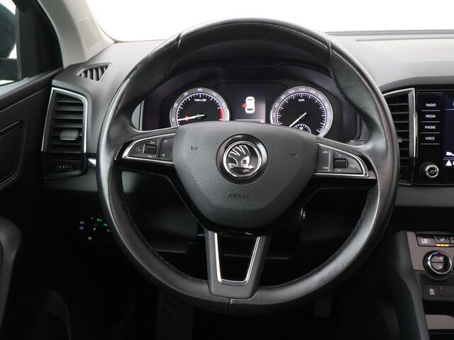 Skoda Karoq 1.0 TSI Style | Panorama dak | Multifunctioneel stuurwiel | Sfeerverlichting | Cruise control | spraakbediening | Inklapbare spiegels | Stoelverwarming | Automatische verlichting | Climate | Achteruitrijcamera | Parkeersensoren voor + achter | Dab+ | Blue