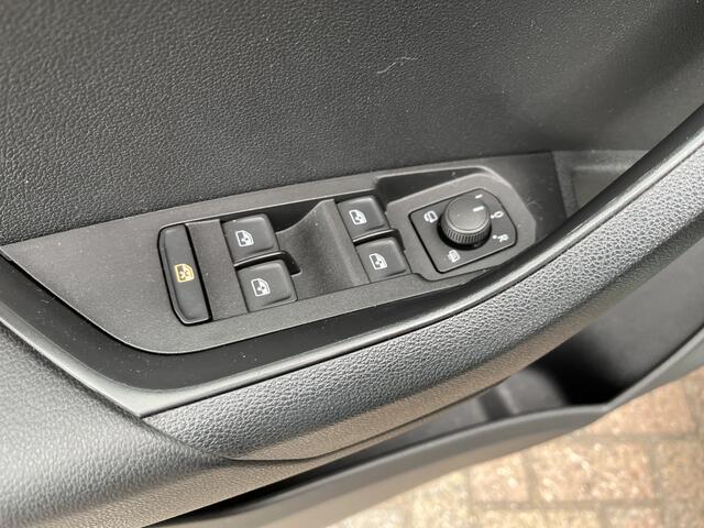 Skoda Karoq 1.0 TSI Style / TREKHAAK/ CAMERA/ PARK. SENSOREN/ CRUISE/ KEYLESS/ STOELVERWARM./ APP-CONNECT/ CLIMA/ DAB/ 18" LMV