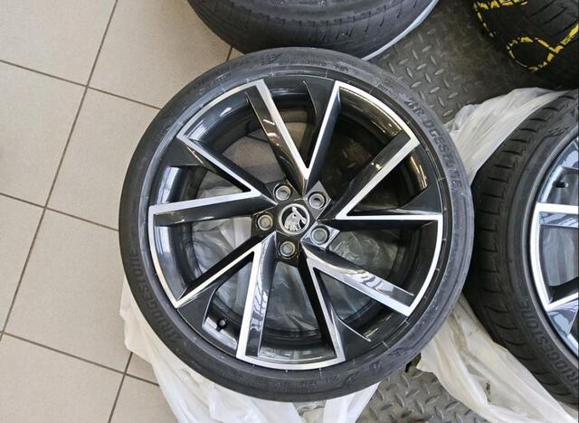Skoda Karoq 1.5 TSI ACT Sportline Business / PANODAK / 19"LMV / NAVI / APP.Connect / Trekhaak