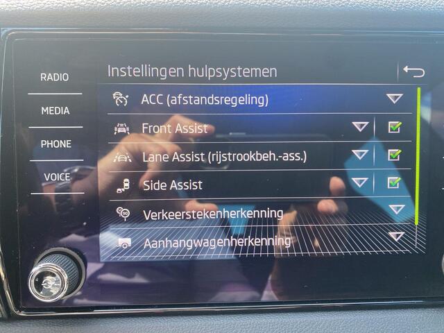 Skoda Karoq 1.5 TSI ACT Sportline Business | 150 PK | Canton Sound | A-Camera | Trekhaak | ACC |