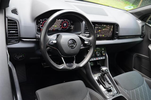Skoda Karoq 1.5 TSI ACT Sportline Business Automaat/Led/Pdc/Ecc/Panoramadak/Stuur&Stoelverwarming/Virtual Cockpit/Achteruitrijcamera/Cr-Control adaptief/Canton/Privacy-Glass/19-Inch Lmv/Trekhaak