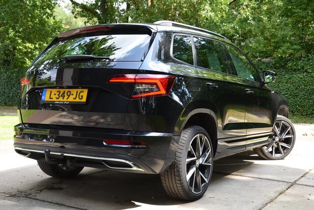 Skoda Karoq 1.5 TSI ACT Sportline Business Automaat/Led/Pdc/Ecc/Panoramadak/Stuur&Stoelverwarming/Virtual Cockpit/Achteruitrijcamera/Cr-Control adaptief/Canton/Privacy-Glass/19-Inch Lmv/Trekhaak