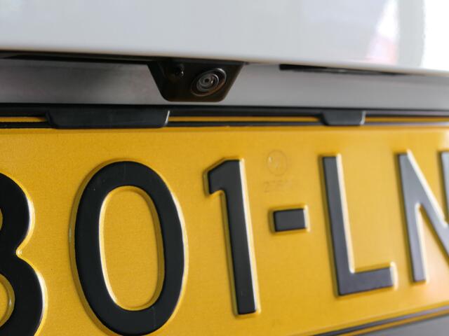 Skoda Karoq 1.5 TSI ACT Style *AUTOMAAT* *Incl. Wegklapbare trekhaak!* - Camera, navi, voorstoelen en achterbank verwarmd!