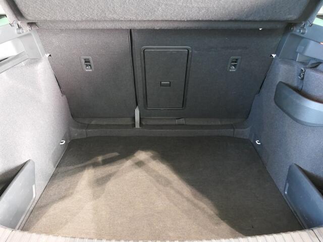 Skoda Karoq 1.5 TSI ACT Style *AUTOMAAT* *Incl. Wegklapbare trekhaak!* - Camera, navi, voorstoelen en achterbank verwarmd!