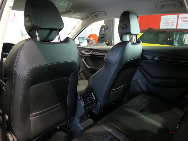Skoda Karoq 1.5 TSI ACT Style *AUTOMAAT* *Incl. Wegklapbare trekhaak!* - Camera, navi, voorstoelen en achterbank verwarmd!