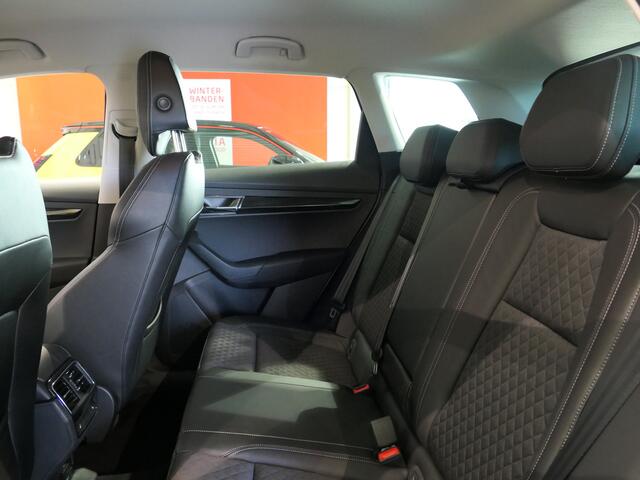 Skoda Karoq 1.5 TSI ACT Style *AUTOMAAT* *Incl. Wegklapbare trekhaak!* - Camera, navi, voorstoelen en achterbank verwarmd!
