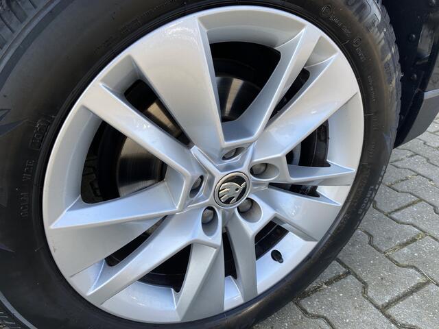 Skoda Karoq 1.5 TSI ACT Business Edition App Connect , Navigatie, Stoelverwarming