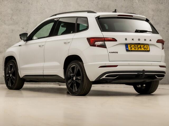 Skoda Karoq 1.5 TSI ACT Sportline 150Pk Automaat (VIRTUAL COCKPIT, APPLE CARPLAY, GROOT NAVI, KUIPSTOELEN, STUUR/STOELVERWARMING, ZWART HEMEL, TREKHAAK, CAMERA, SFEERVERLICHTING, NIEUWSTAAT)