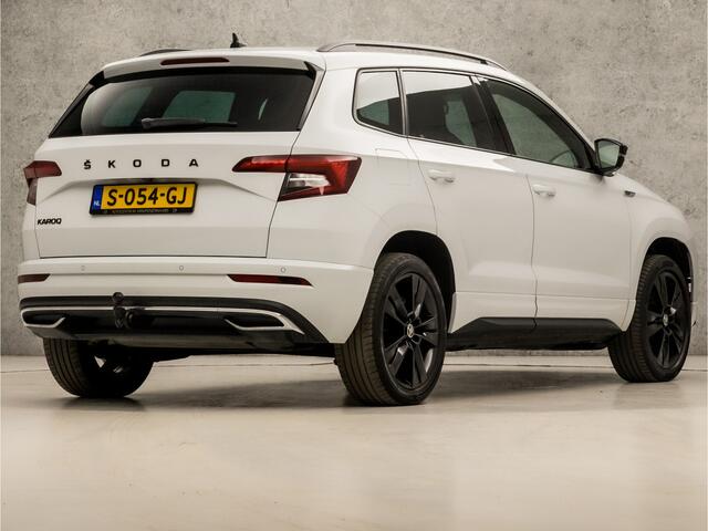 Skoda Karoq 1.5 TSI ACT Sportline 150Pk Automaat (VIRTUAL COCKPIT, APPLE CARPLAY, GROOT NAVI, KUIPSTOELEN, STUUR/STOELVERWARMING, ZWART HEMEL, TREKHAAK, CAMERA, SFEERVERLICHTING, NIEUWSTAAT)