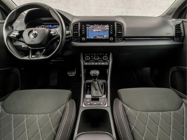 Skoda Karoq 1.5 TSI ACT Sportline 150Pk Automaat (VIRTUAL COCKPIT, APPLE CARPLAY, GROOT NAVI, KUIPSTOELEN, STUUR/STOELVERWARMING, ZWART HEMEL, TREKHAAK, CAMERA, SFEERVERLICHTING, NIEUWSTAAT)