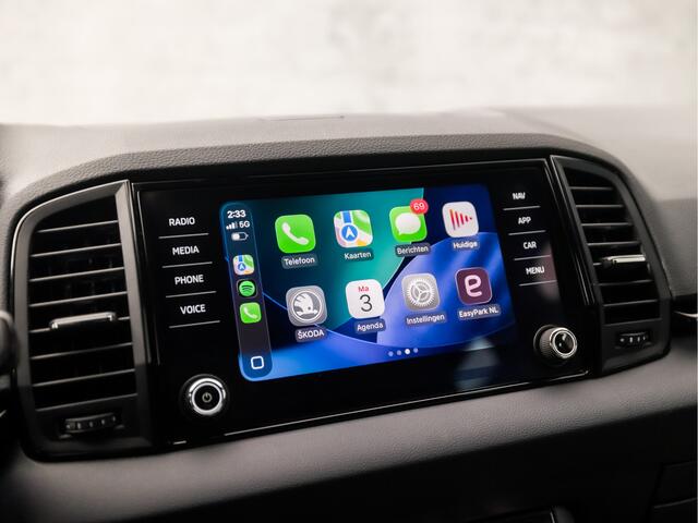 Skoda Karoq 1.5 TSI ACT Sportline 150Pk Automaat (VIRTUAL COCKPIT, APPLE CARPLAY, GROOT NAVI, KUIPSTOELEN, STUUR/STOELVERWARMING, ZWART HEMEL, TREKHAAK, CAMERA, SFEERVERLICHTING, NIEUWSTAAT)