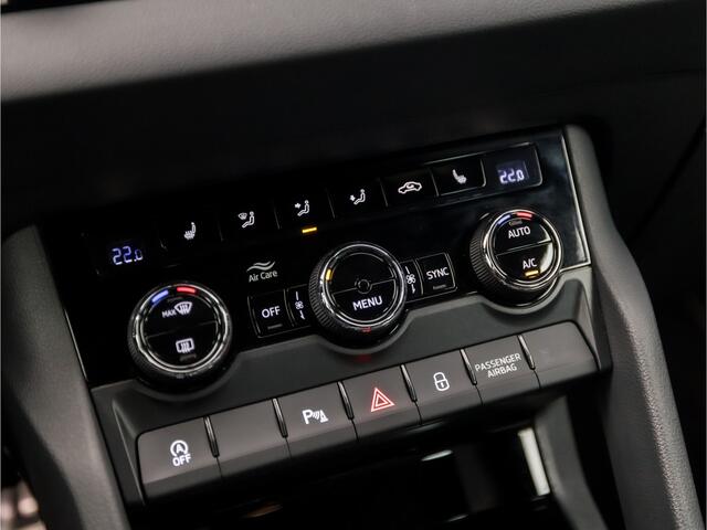 Skoda Karoq 1.5 TSI ACT Sportline 150Pk Automaat (VIRTUAL COCKPIT, APPLE CARPLAY, GROOT NAVI, KUIPSTOELEN, STUUR/STOELVERWARMING, ZWART HEMEL, TREKHAAK, CAMERA, SFEERVERLICHTING, NIEUWSTAAT)