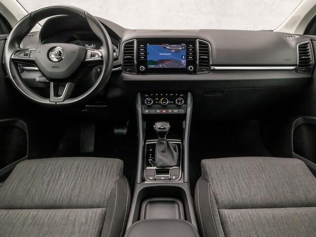 Skoda Karoq 1.5 TSI ACT Sportline 150Pk Automaat (APPLE CARPLAY, GROOT NAVI, CLIMATE, STOELVERWARMING, SPORTSTOELEN, ADAPTIVE CRUISE, KEYLESS, PARKEERSENSOREN, TREKHAAK, NIEUWSTAAT)