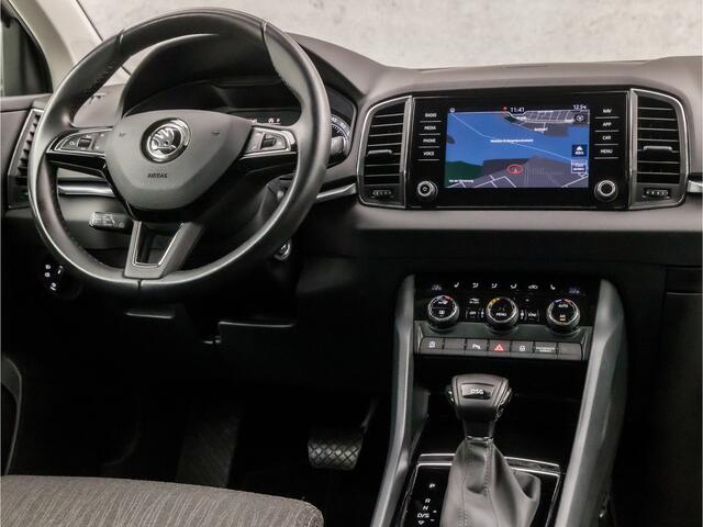 Skoda Karoq 1.5 TSI ACT Sportline 150Pk Automaat (APPLE CARPLAY, GROOT NAVI, CLIMATE, STOELVERWARMING, SPORTSTOELEN, ADAPTIVE CRUISE, KEYLESS, PARKEERSENSOREN, TREKHAAK, NIEUWSTAAT)