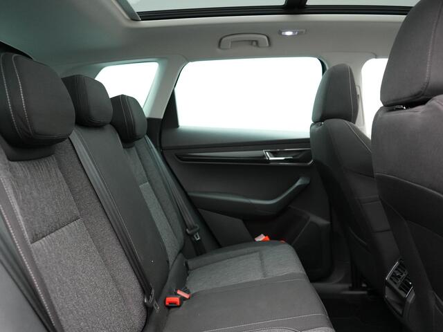 Skoda Karoq 1.0 TSI Style DSG116pk Dealer O.H. | Trekhaak Af Fabriek | Panodak | Camera | Apple Carplay | Sportstoelen Verwarmd | Navigatie | Keyless | Cruise Control | DAB |