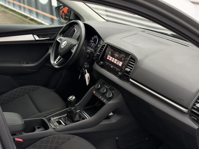 Skoda Karoq 1.0 TSI Ambition | Airco | Cruise control | Navigatie | Trekhaak | LM Velgen | PDC achter | Als Nieuw! | RIJKLAARPRIJS INCL 12 MAANDEN GARANTIE EN BEURT