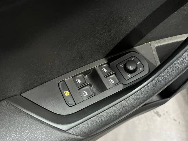 Skoda Karoq 1.0 TSI Ambition / CRUISE CONTROL/ SMARTLINK/ PARK. SENSOREN/ NAVI/ 17" LMV/ CLIMA/ STOEL VERWARM.