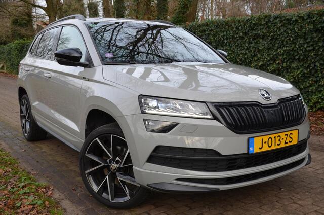 Skoda Karoq 1.5 TSI ACT Sportline Business Automaat/Navi/Audio installatie premium/Led/Pdc/Ecc/Stuur&Stoelverwarming/Virtual Cockpit/Achteruitrijcamera/Cr-Control adaptief/Canton/Privacy-Glass/19-Inch Lmv/Trekhaak wegklapbaar
