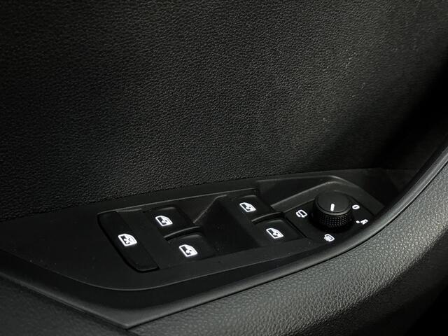 Skoda Karoq 1.5 150pk TSI ACT Business Edition Panoramadak | Parkeer Pakket | Navigatie Amundsen met 8" touchscreen