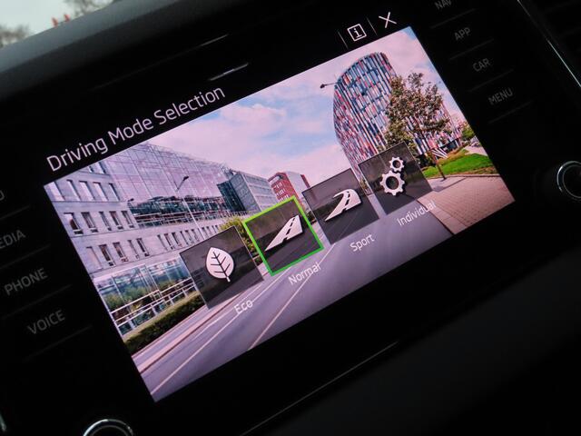 Skoda Karoq 1.5 TSI ACT Style | camera | achterklep elektrisch | adaptive cruise | navi | stoelverwarming