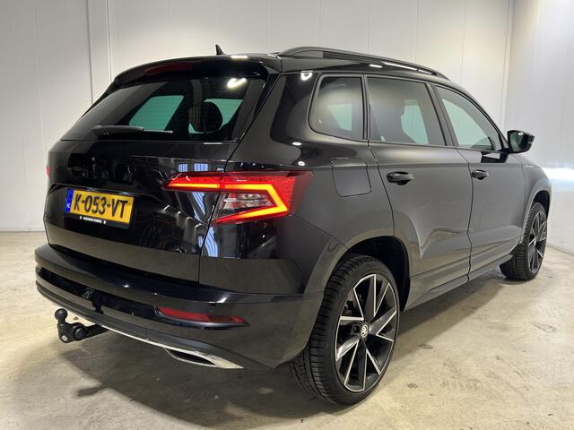 Skoda Karoq 1.5 TSI ACT Sportline Business | Navigatie/Android/Apple Carplay | LM Velgen 19" | Elektrisch Glazen Panoramadak | Voorstoelen Verwarmd | Achteruitrijcamera | Trekhaak Uitklapbaar | Cruise Control Adaptief |