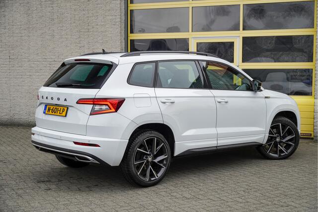 Skoda Karoq 1.5 TSI ACT 150PK! Automaat Sportline Business BJ2021 Lmv 19" | Led V+A | Pdc | Navi | Keyless entry | Elek. achterklep | Achteruitrijcamera | App-Connect | Virtual cockpit | Canton audio | | Sportstoelen | Verwarmde voorstoelen/stuurwiel | Zwarte hemel