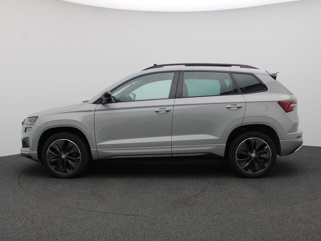 Skoda Karoq 1.5 TSI ACT Sportline Business 150PK Facelift, Pano-Schuifdak, Trekhaak, 18" LM Velgen, Adaptieve Cruise Control, Matrix LED-Verlichting, Achteruitrijcamera, Virtual Pedal, Voorruitverwarming, Keyless