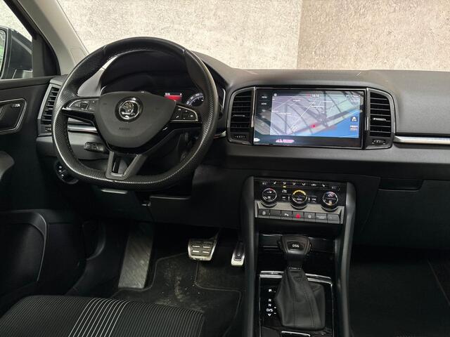 Skoda Karoq 1.0 TSI Sport Automaat (PANORAMADAK, APPLE CARPLAY, GROOT NAVI, CLIMATE, CAMERA, STOELVERWARMING, SPORTSTOELEN, GETINT GLAS, ADAPTIVE CRUISE, NIEUWE APK, NIEUWSTAAT)