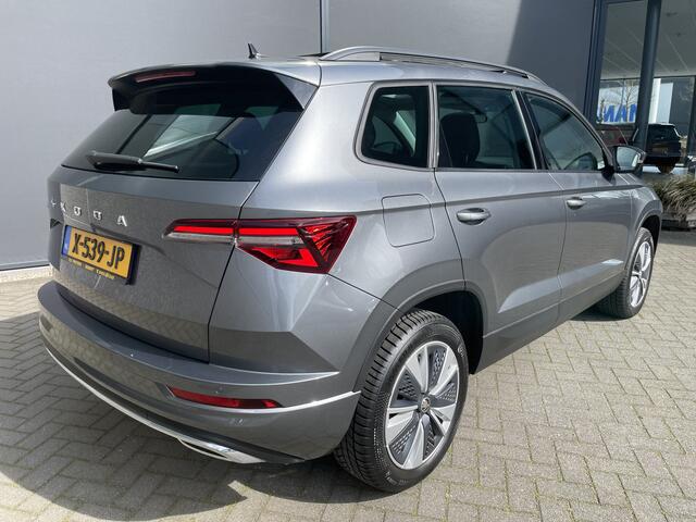 Skoda Karoq 1.5 TSI ACT Business Edition Plus Schuif/kanteldak - Achteruitrijcamera - Elektrische trekhaak - Stoelverwarming - Parkeersensoren - Airco - Apple carplay - Navigatiesysteem - Achterspoiler - Stuur multifunctioneel - Licht metalen velgen 17 inch - Bluetoo