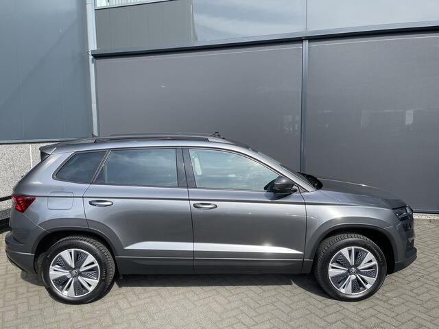 Skoda Karoq 1.5 TSI ACT Business Edition Plus Schuif/kanteldak - Achteruitrijcamera - Elektrische trekhaak - Stoelverwarming - Parkeersensoren - Airco - Apple carplay - Navigatiesysteem - Achterspoiler - Stuur multifunctioneel - Licht metalen velgen 17 inch - Bluetoo