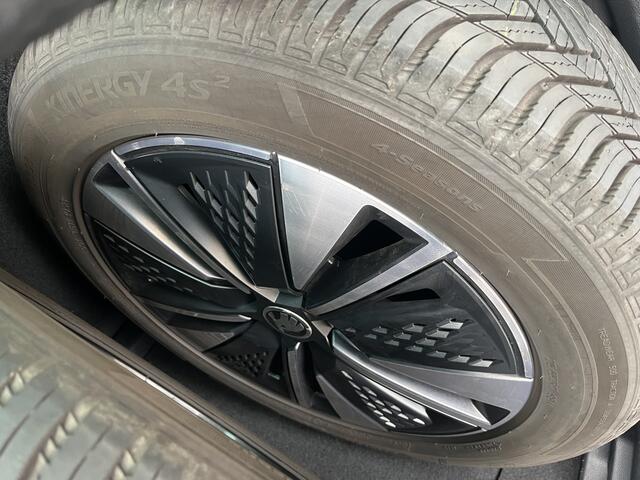 Skoda Karoq 1.5 TSI ACT Ambition / AUTOMAAT/ PANODAK/ KEYLESS/ CRUISE/ DIGITAL DASH/ DAB/ NAVI/ SMARTLINK/ CLIMA/ STOELVERWARMING/ PARK. SENSOREN + CAMERA