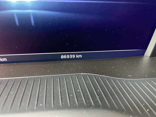 Skoda Karoq 1.5 TSI ACT Ambition / AUTOMAAT/ PANODAK/ KEYLESS/ CRUISE/ DIGITAL DASH/ DAB/ NAVI/ SMARTLINK/ CLIMA/ STOELVERWARMING/ PARK. SENSOREN + CAMERA