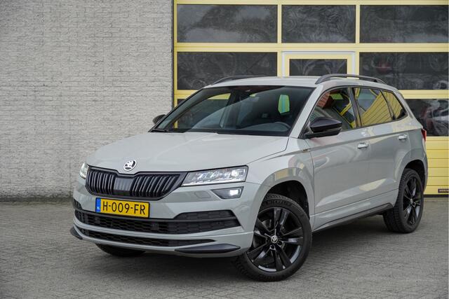 Skoda Karoq 1.5 TSI ACT 150PK! Automaat Sportline Business BJ2020 Lmv 18" | Led V+A | Pdc | Keyless entry | Verwarmde voorruit | Achteruitrijcamera | App-Connect | Navi | Virtual cockpit | Dashboard verlichting | Verwarmde voorstoelen | Zwarte hemel