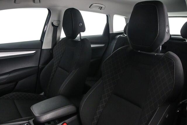 Skoda Karoq Ambition 1.5 TSI 150pk DSG Automaat Trekhaak, Achteruitrijcamera, Cruise control, Stoelverwarming, App connect, Airco, DAB, Radio