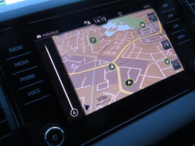 Skoda Karoq 1.5 TSI ACT Sportline Business | trekhaak wegklapbaar | camera | Elektrisch bedienbare achterklep | stoelverwarming |