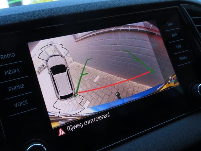 Skoda Karoq 1.5 TSI ACT Sportline Business | trekhaak wegklapbaar | camera | Elektrisch bedienbare achterklep | stoelverwarming |