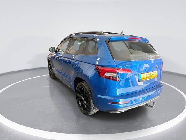 Skoda Karoq 1.5 TSI 150pk DSG Sportline Business · Panoramadak · Camera · Stuur- & Stoelverwarming · Trekhaak · Canton Audio · Dodehoeksensor · Keyless ·
