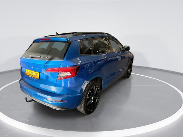 Skoda Karoq 1.5 TSI 150pk DSG Sportline Business · Panoramadak · Camera · Stuur- & Stoelverwarming · Trekhaak · Canton Audio · Dodehoeksensor · Keyless ·