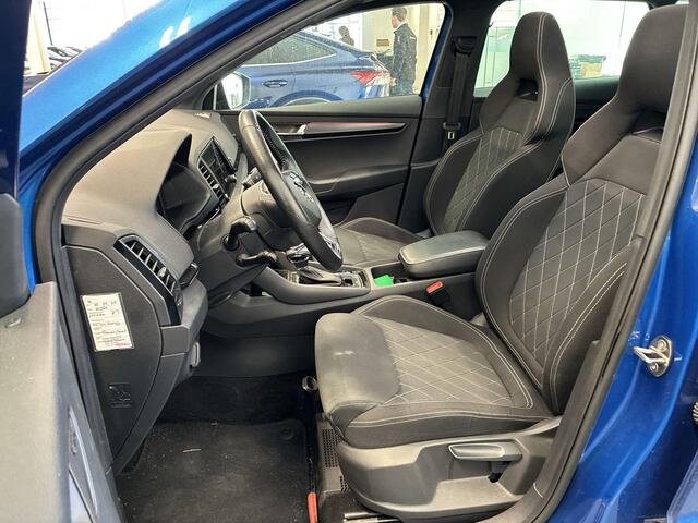 Skoda Karoq 1.5 TSI 150pk DSG Sportline Business · Panoramadak · Camera · Stuur- & Stoelverwarming · Trekhaak · Canton Audio · Dodehoeksensor · Keyless ·