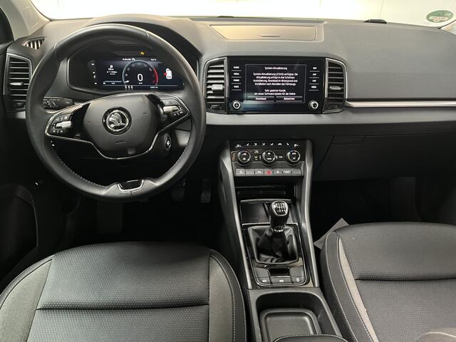 Skoda Karoq 1.0 TSI Ambition Tour / PANODAK/ KEYLESS/ STOELVERWARMING V&A/ DIGITAL DASH/ CRUISE/ SMARTLINK/ NAV/ CLIMA/ PARK. SENSOREN + CAMERA