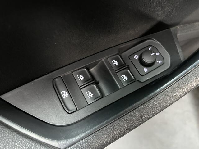 Skoda Karoq 1.0 TSI Ambition Tour / PANODAK/ KEYLESS/ STOELVERWARMING V&A/ DIGITAL DASH/ CRUISE/ SMARTLINK/ NAV/ CLIMA/ PARK. SENSOREN + CAMERA