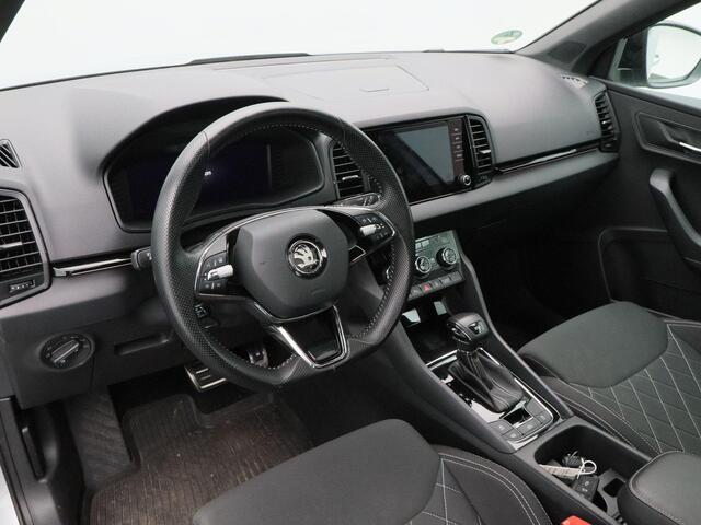 Skoda Karoq 1.5 TSi 150 Pk Automaat Sportline Business | Panorama dak | Stoelverwarming | Trekhaak | Camera | CarPlay | 19 Inch | 79.362 Km !!