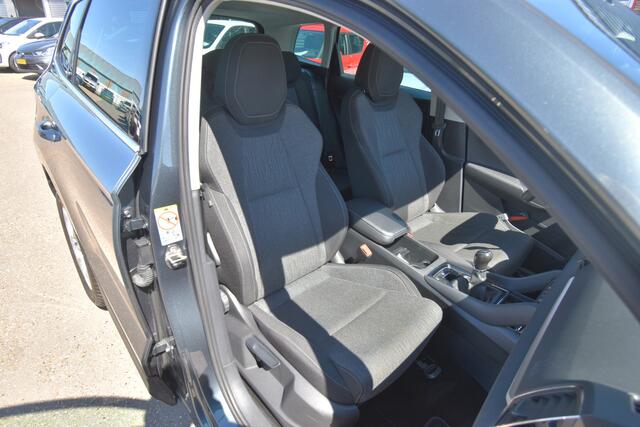 Skoda Karoq 1.0 TSI Business Edition Plus , TREKHAAK , CLIMATR , NAVI , A UITRIJ CAM , PDC V+A ,